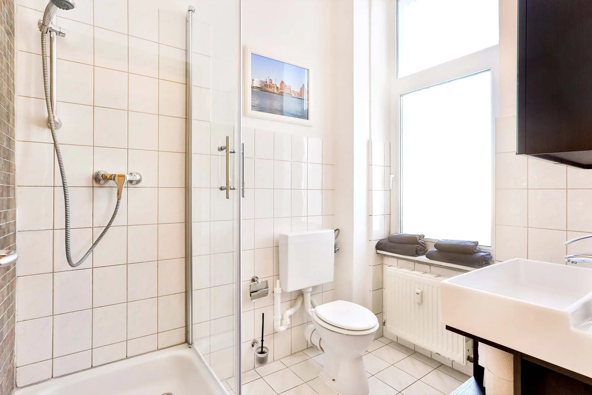 Spacious Apartment At the Station