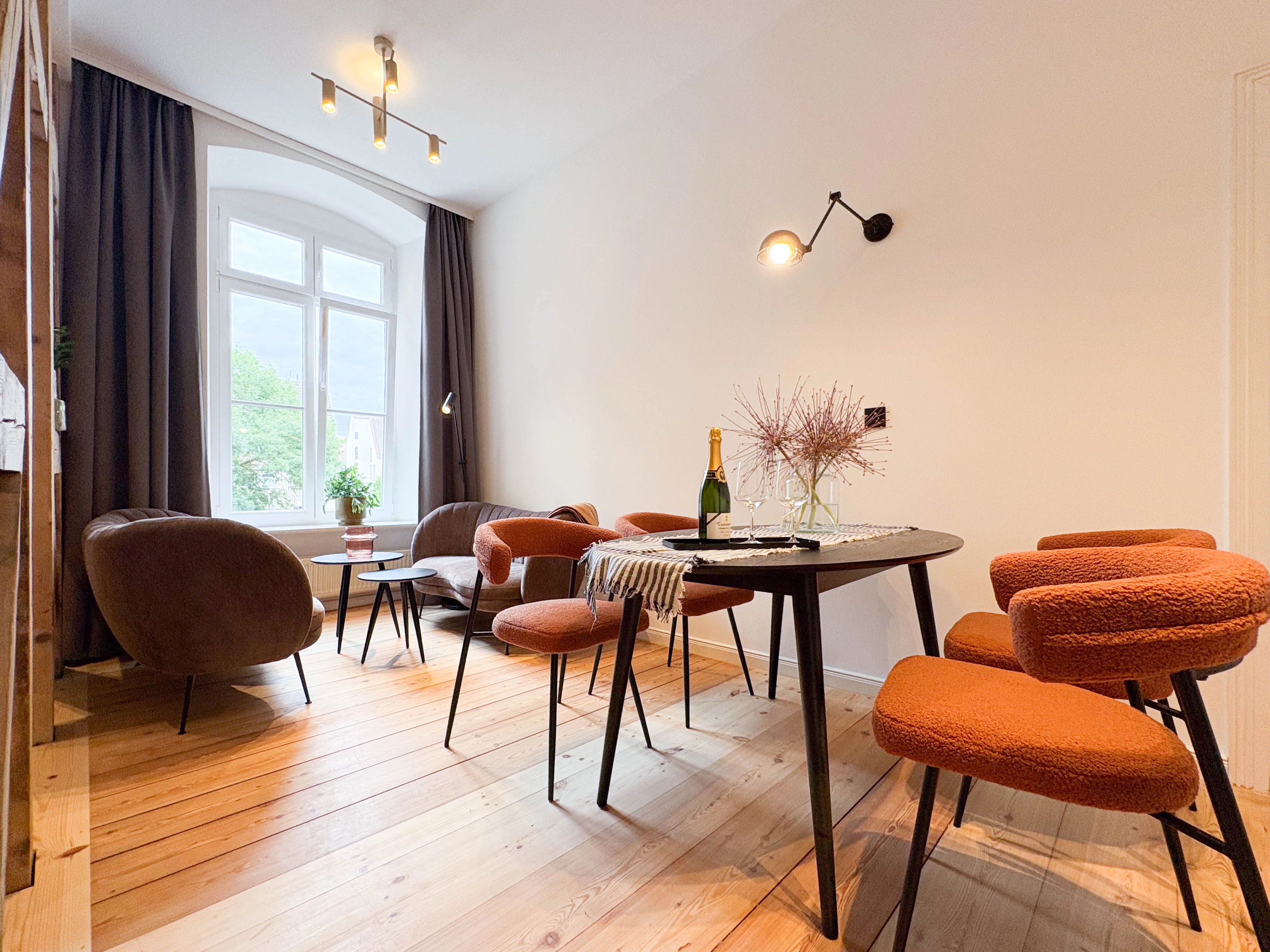 At the Old Market – spacious apartment with timber beams