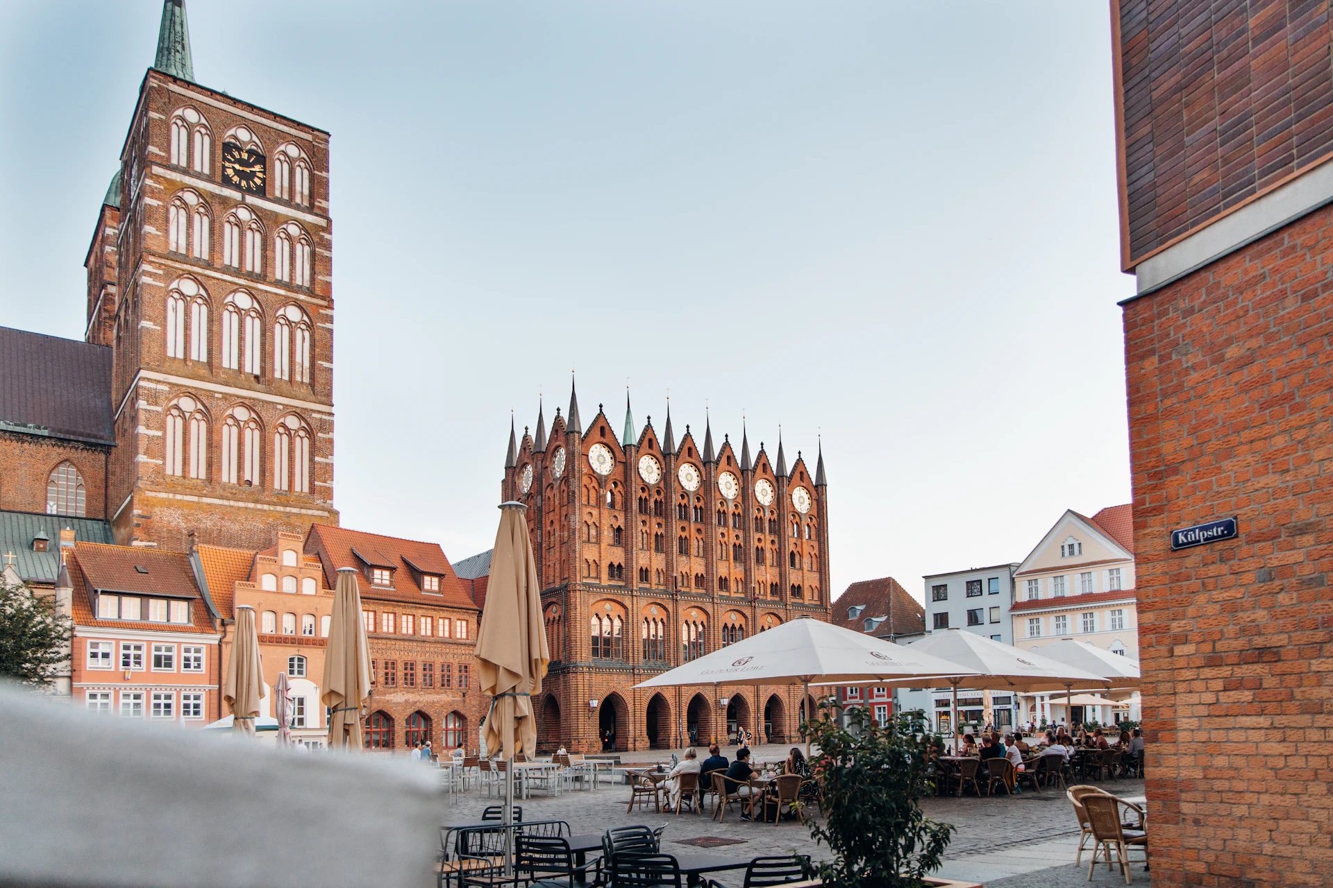Alter Markt in Stralsund mit historischen Backsteinbauten