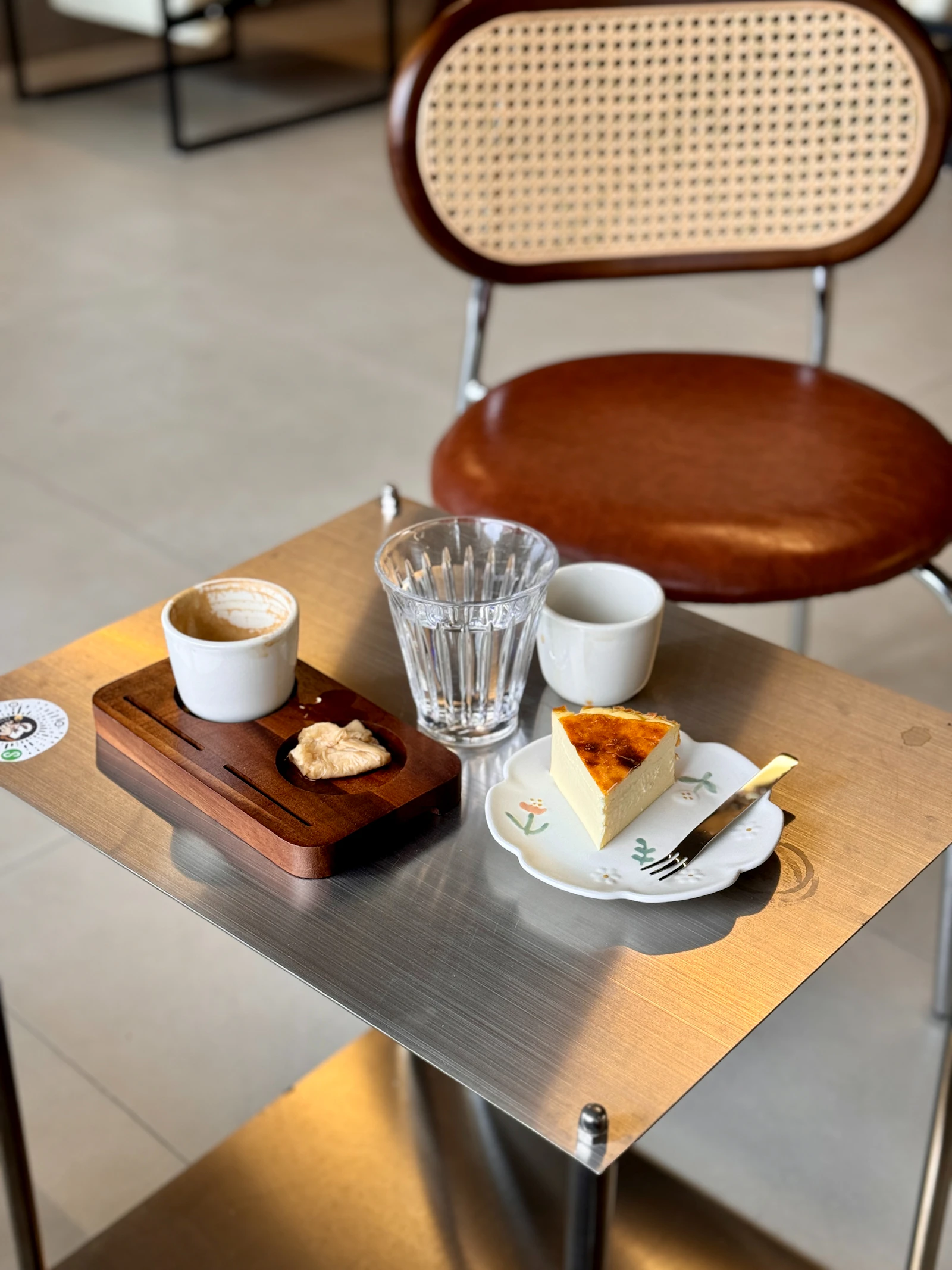 Ein Stück Käsekuchen mit Kaffee auf einem Cafétisch