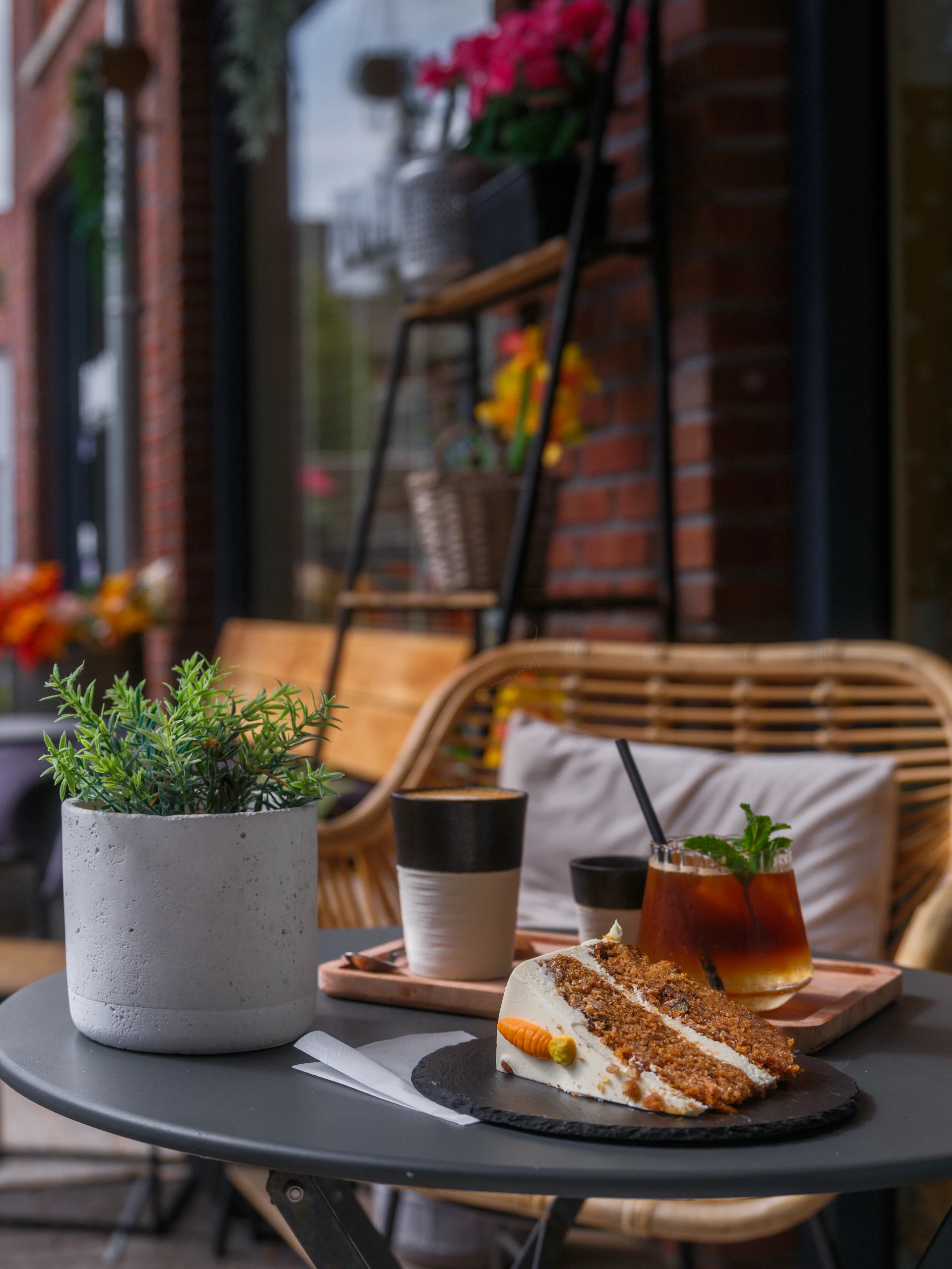 Karottenkuchen und Eiskaffee auf einem Cafétisch