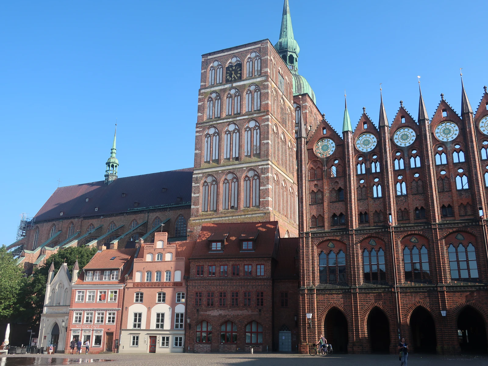 Stralsunder Rathaus und Nikolaikirche am Alten Markt