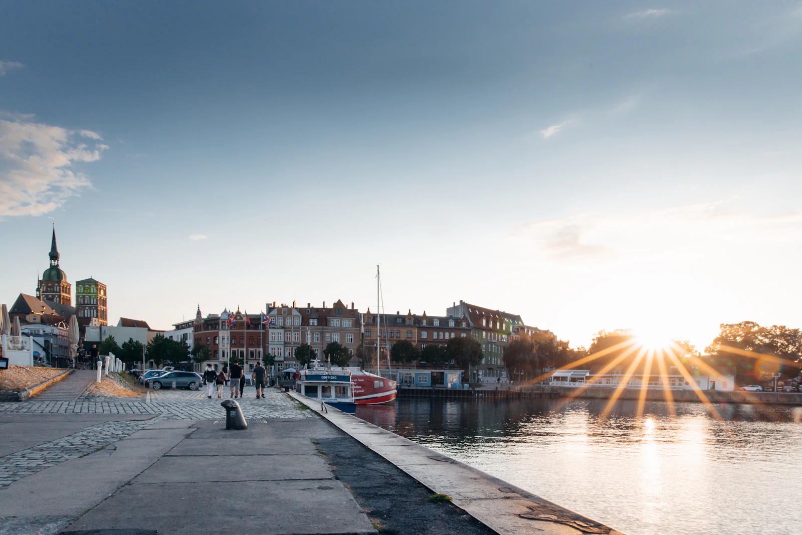 Spaziergänger an der Hafenpromenade in Stralsund