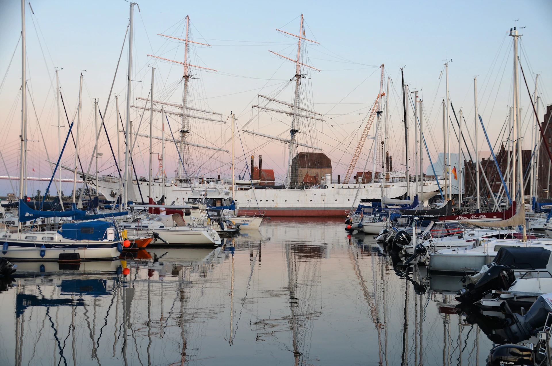 Marina Stralsund mit dem Segelschulschiff Gorch Fock