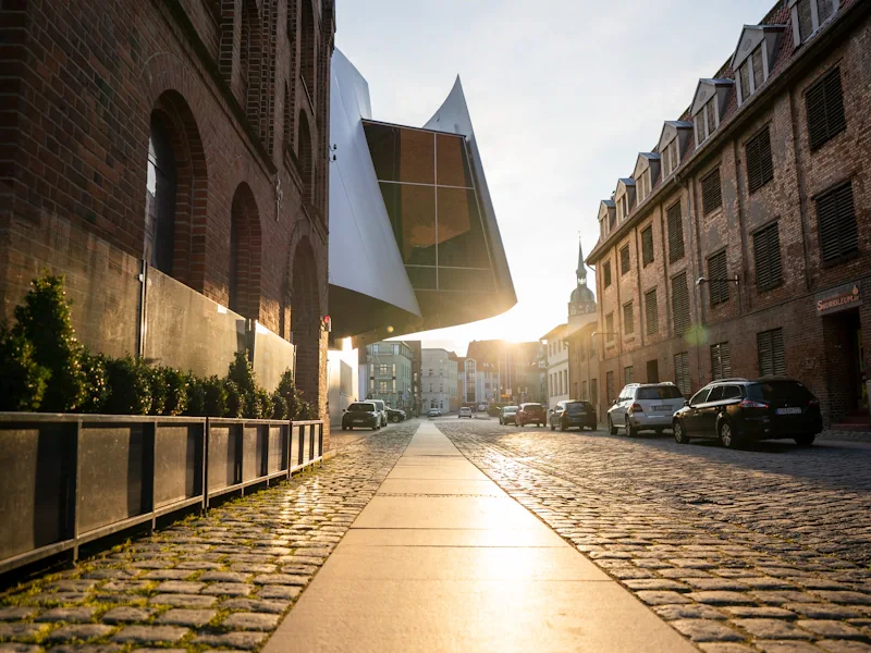 Gasse mit Kopfsteinpflaster in Stralsund