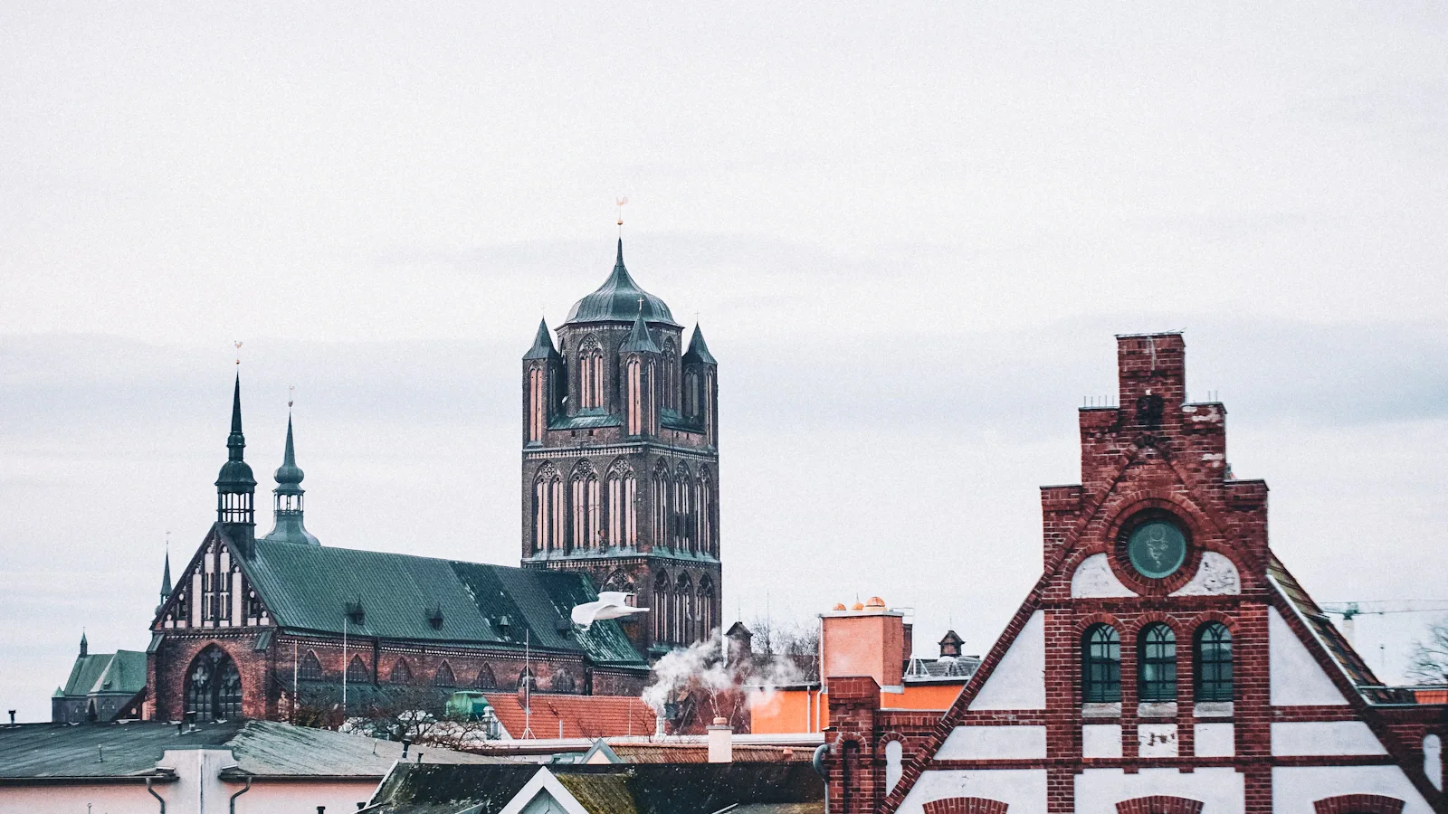 Stralsunder Altstadt im Winter mit Kirchturm im Nebel