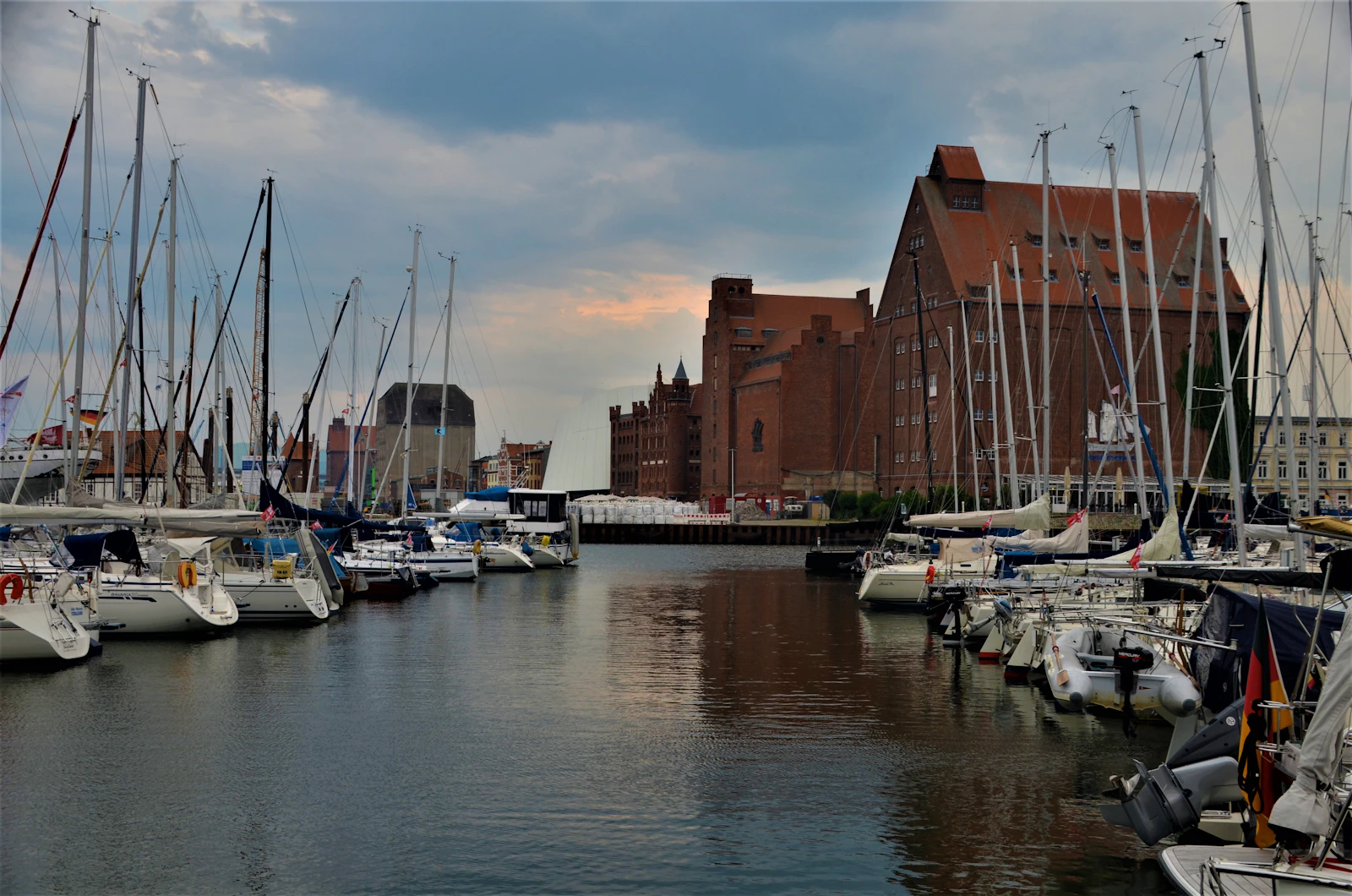 Stralsunder Hafen mit Segelbooten am Strelasund