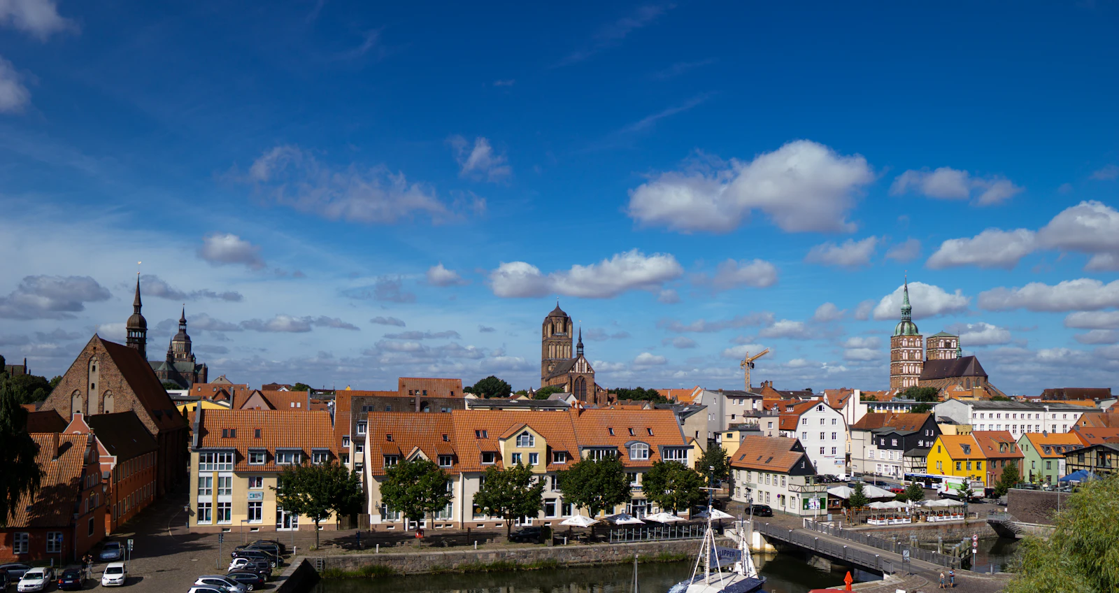 Silhouette der Stralsunder Altstadt vom Wasser aus