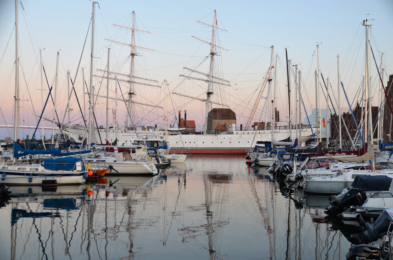Marina Stralsund mit dem Segelschulschiff Gorch Fock