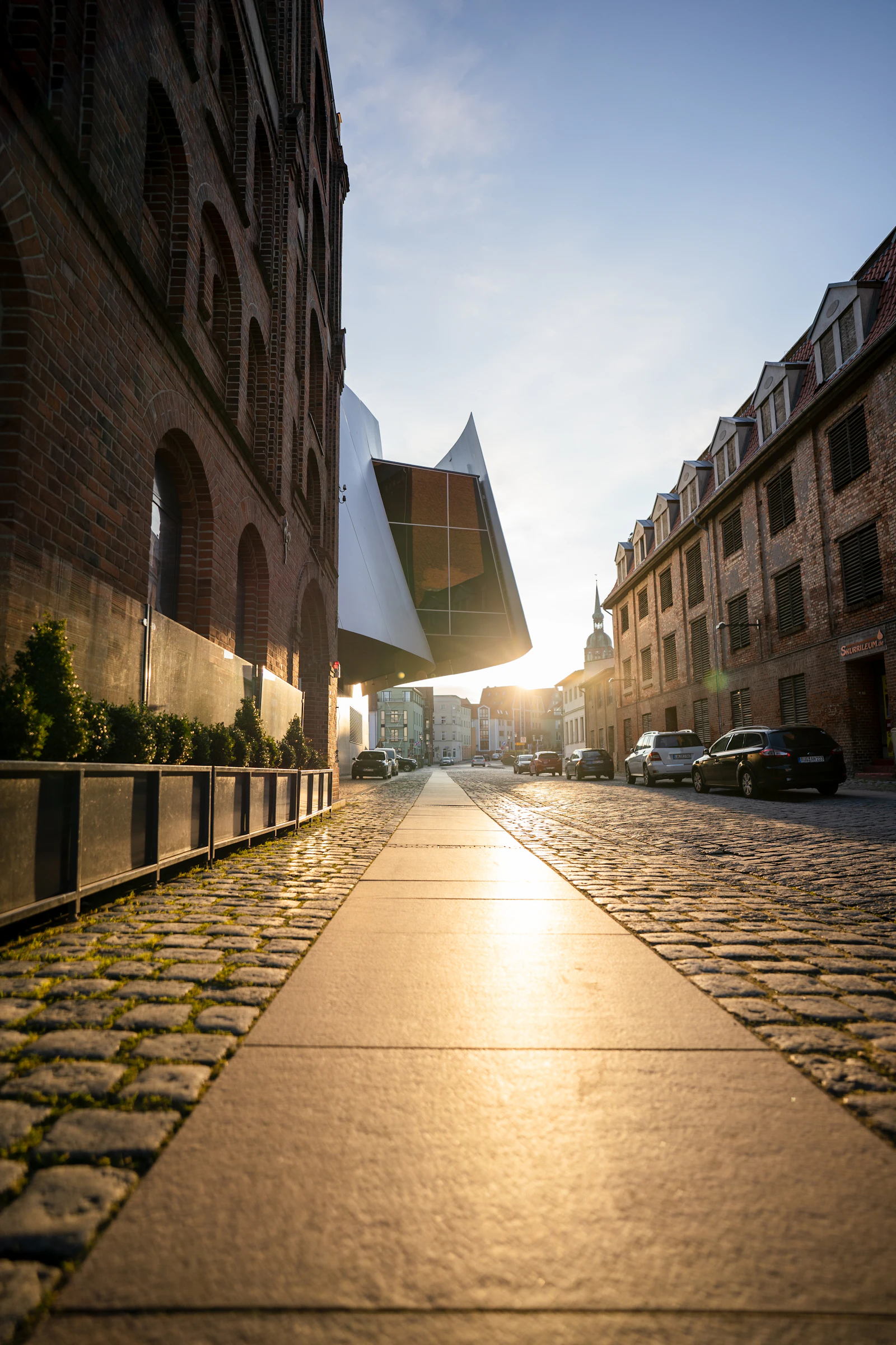 Sonnenlicht auf dem Kopfsteinpflaster einer Altstadtgasse in Stralsund