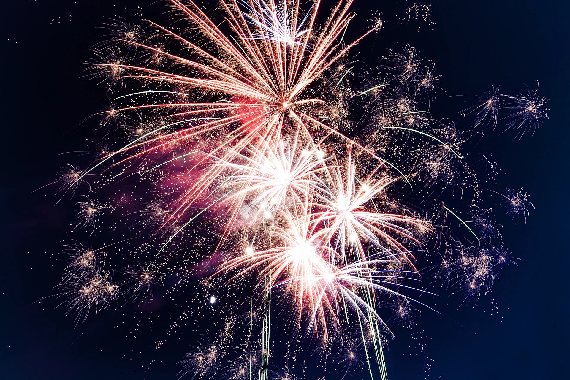 Zeitrafferaufnahme von Feuerwerk am Nachthimmel