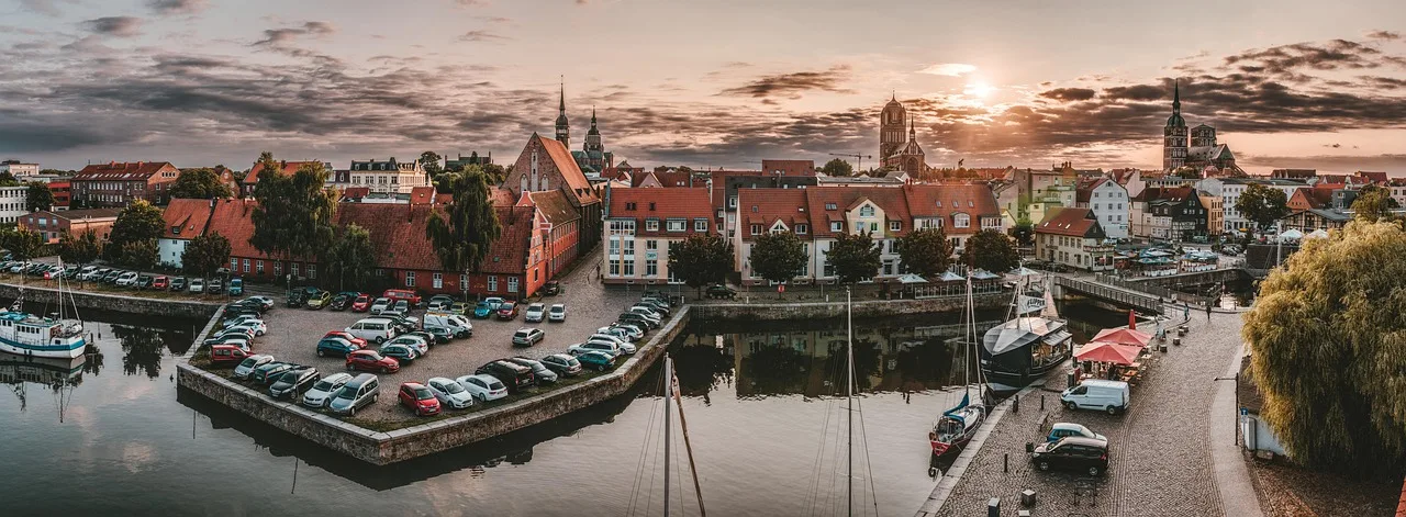 Stralsunder Altstadt mit Hafen und Kirchtürmen im Sonnenuntergang