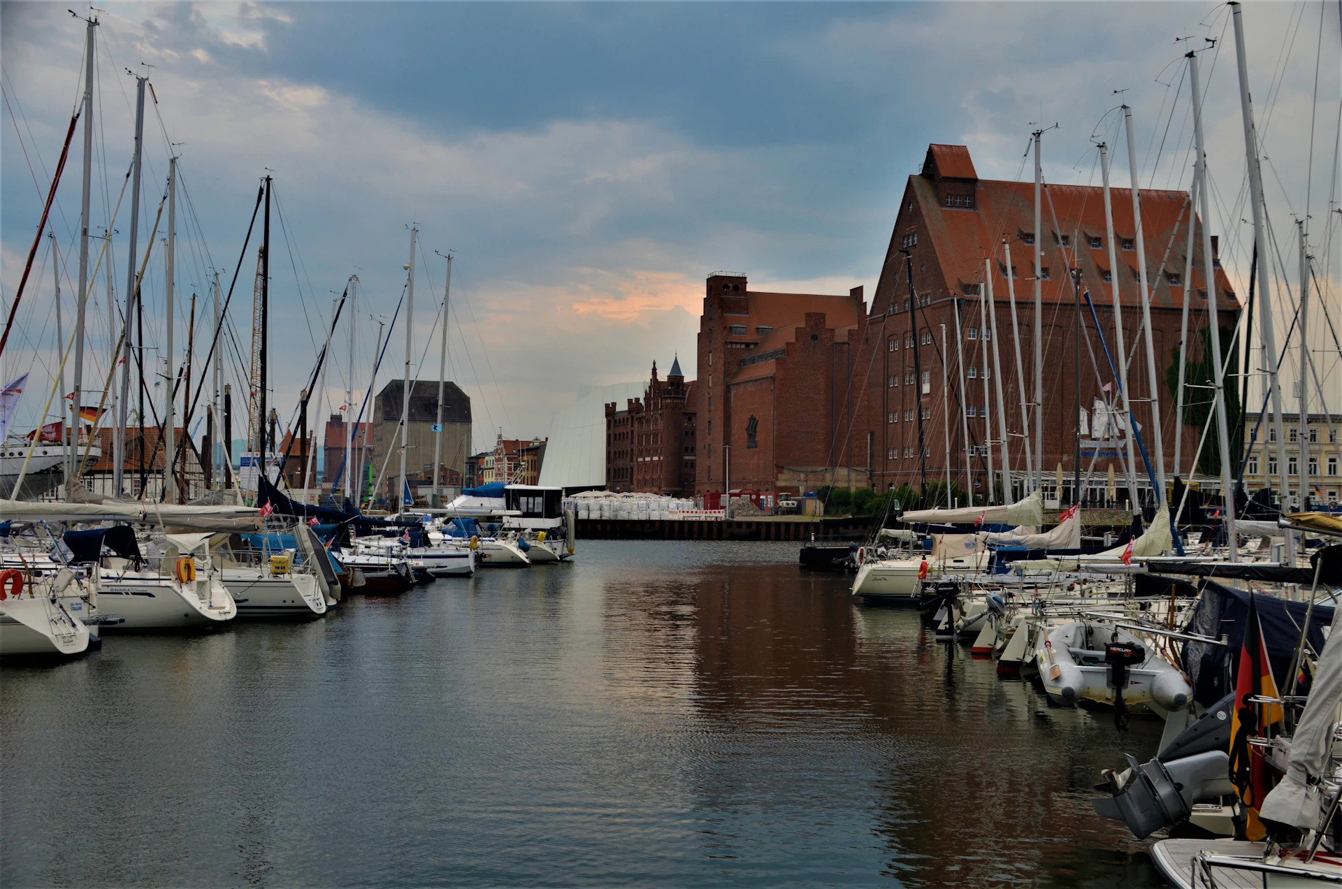 Stralsunder Hafen mit Segelbooten unter bewölktem Himmel