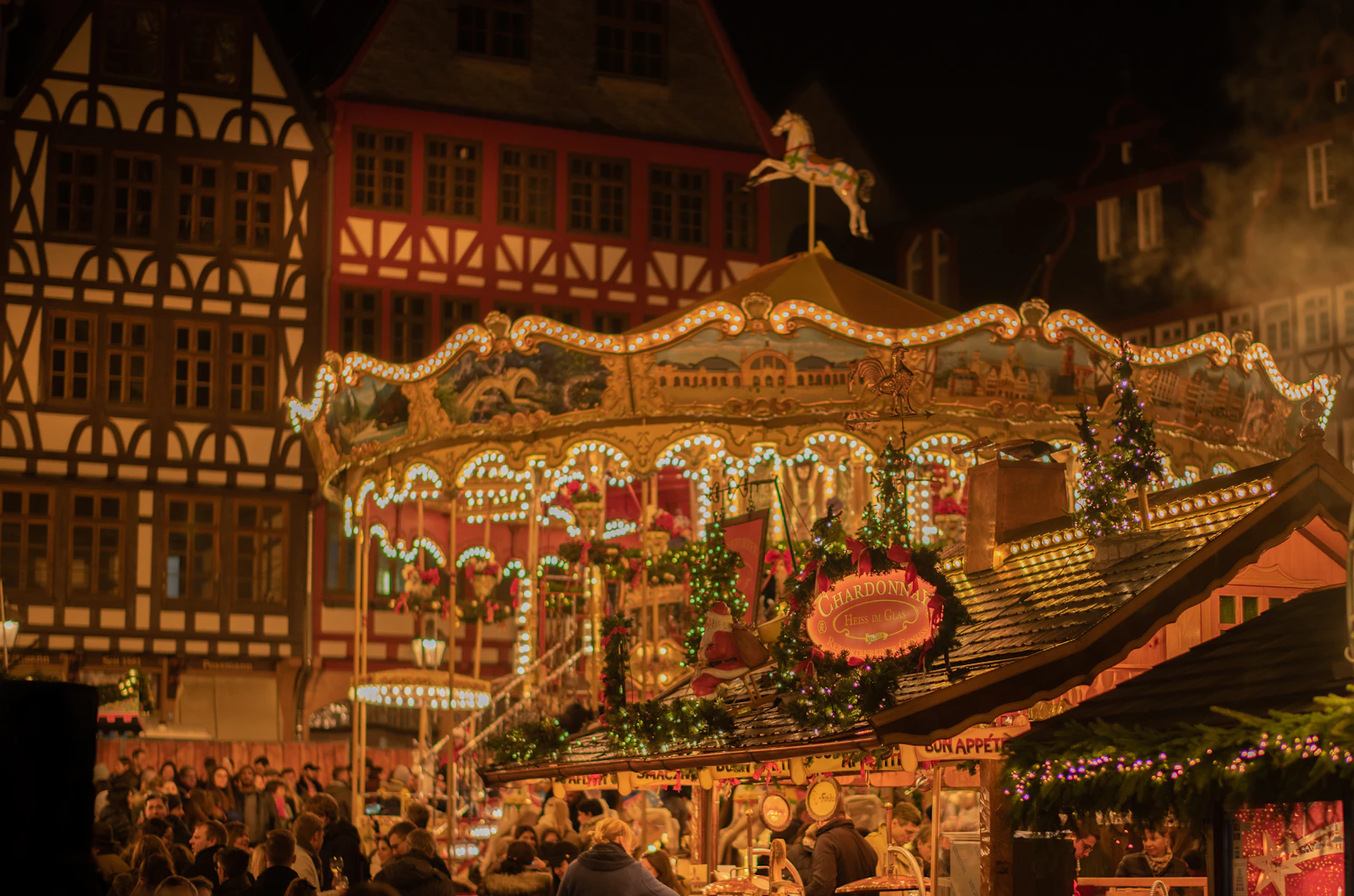 Beleuchtetes historisches Karussell auf einem Weihnachtsmarkt