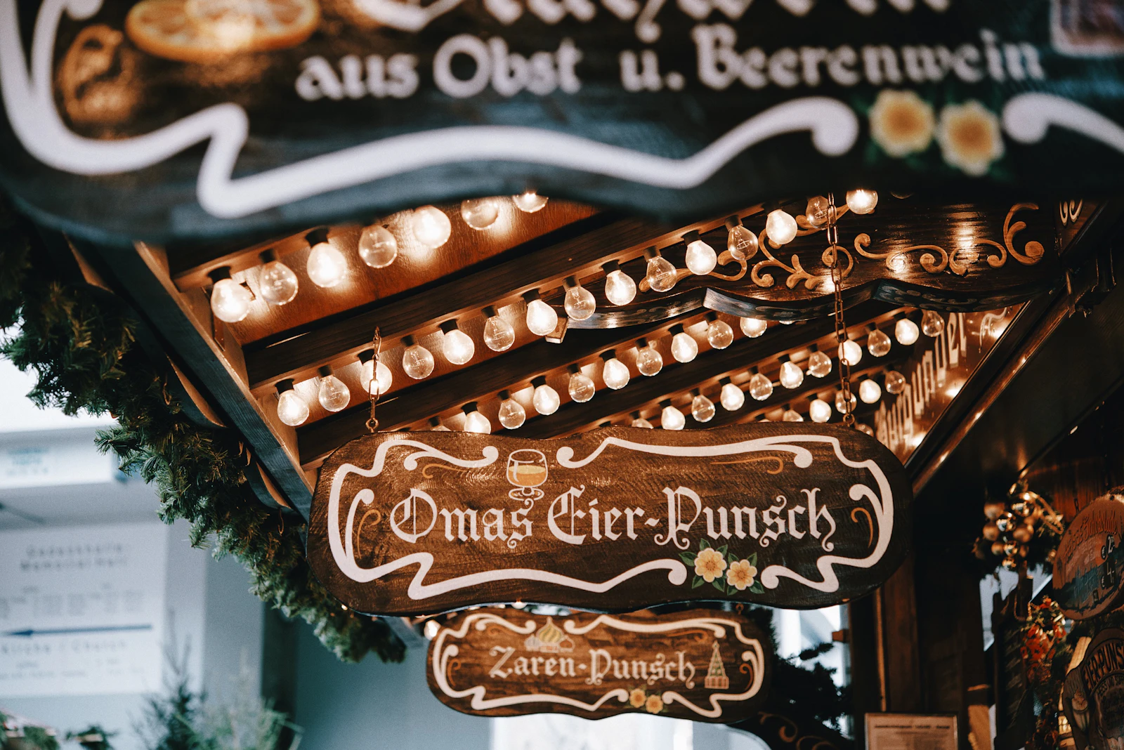 Holzschild an einem Punschstand auf einem Weihnachtsmarkt