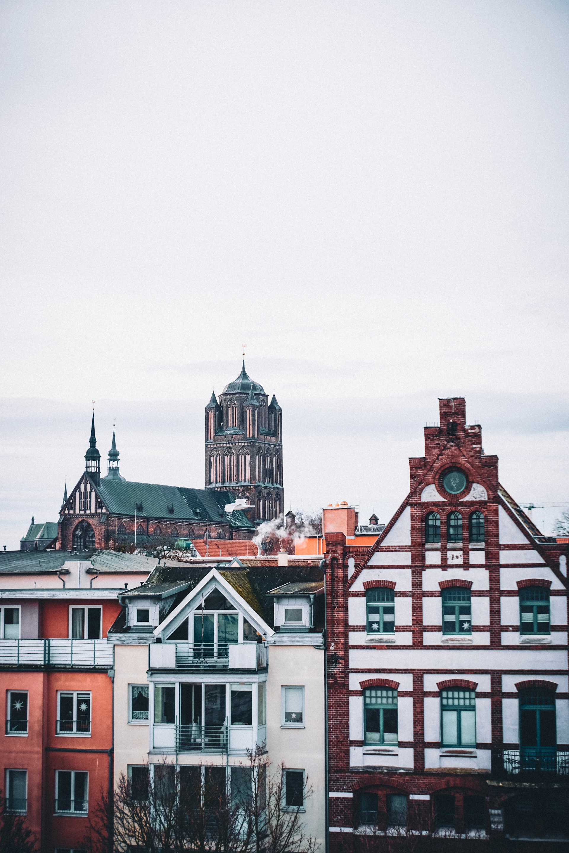 Stralsunder Altstadt im Winter mit Kirchturm im Nebel